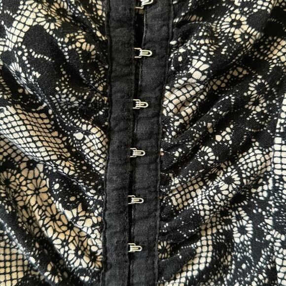 KIRRA HOOK AND EYE CLOSURE LACE PRINT CORSET STYLE PEPLUM TANK SIZE MED - Picture 3 of 10